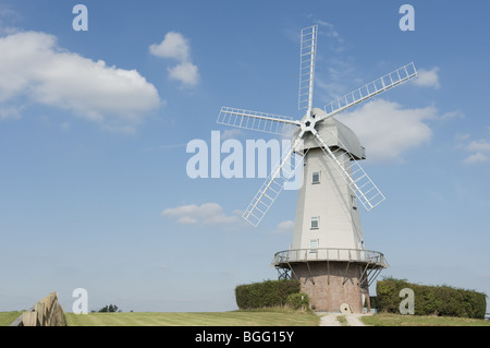 Weiße Windmühle gegen einen blauen Himmel Stockfoto