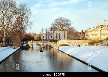 Ein einsamer Punt mit Touristen auf dem Fluss Cam im Hochwinter, Clare College, Cambridge University, UK Stockfoto