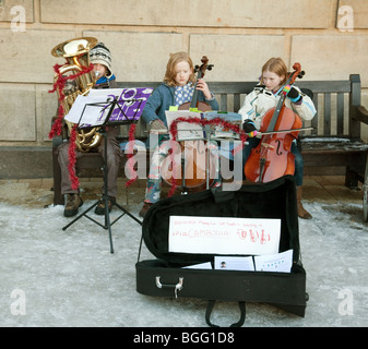 Kleine Kinder auf den Straßen von Cambridge Straßenmusik zur Unterstützung der dritten Welt Ausbildung in Kambodscha, The Market Square, Cambridge UK Stockfoto