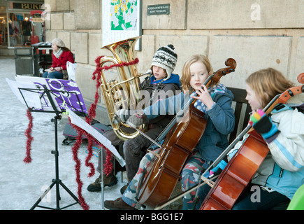 Kleine Kinder auf den Straßen von Cambridge Straßenmusik zur Unterstützung der dritten Welt Ausbildung in Kambodscha, The Market Square, Cambridge UK Stockfoto