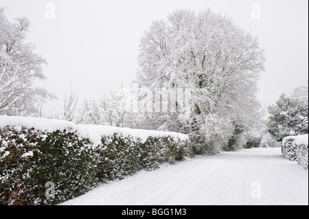 Winterschnee bedeckten Straße in Chilterns Landschaft Buckinghamshire UK Stockfoto