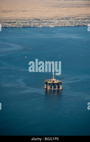 Luftaufnahmen von einer Bohrinsel in Walvis Bay Lagune / Hafen Stockfoto