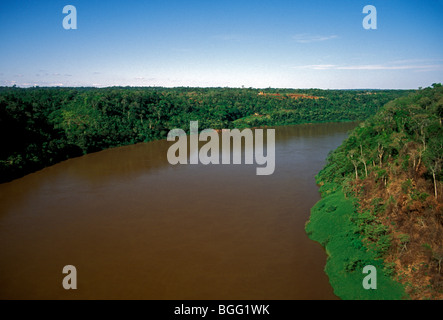 Iguassu River, Argentinien auf der Linken, Brasilien auf der Rechten, die Grenze zwischen Argentinien und Brasilien, von der brasilianischen Seite gesehen, Parana, Brasilien Stockfoto