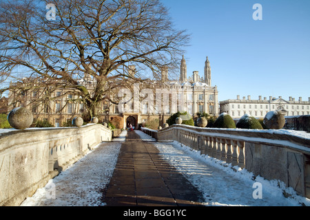 Clare College der Universität Cambridge von Clare Bridge, im Schnee gesehen Stockfoto