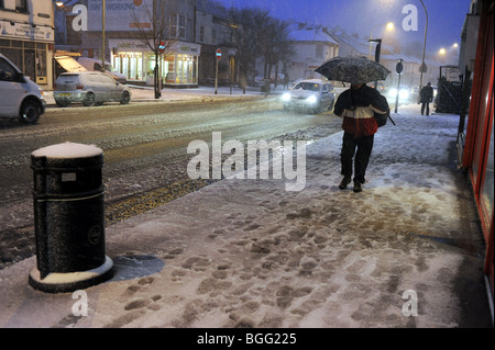 Verkehr und Fußgänger kämpfen Sie sich durch die Elemente während eines Schneesturms in Brighton UK Stockfoto