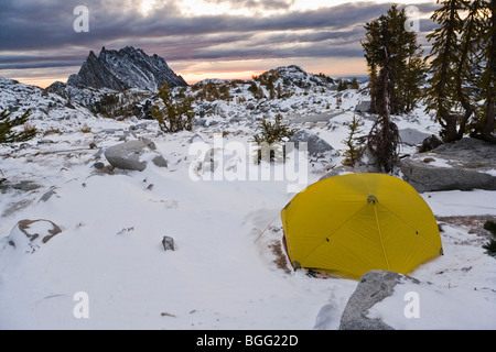 Ein Zelt in der oberen Verzauberungen mit Prusik Gipfel in der Ferne, Verzauberung Lakes Wilderness Area, Kaskaden von Washington, USA. Stockfoto