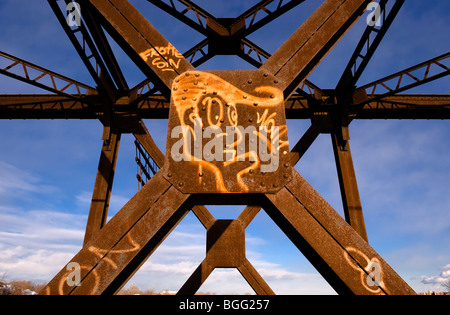 Graffiti an einer rostigen Eisenbahnbrücke auf Rivière-des-Wiesen, Laval, Provinz Québec, Kanada Stockfoto
