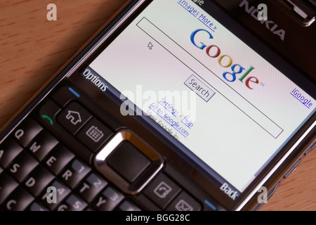 Nokia Smartphone mit 3G-Internet-Zugang zeigt Google Internet-Suchmaske Stockfoto