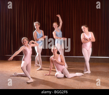 Junge weibliche Ballerina posiert auf Bühne, Surrey, England, Vereinigtes Königreich Stockfoto