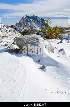 Wind fegte Schnee und Prusik Peak, Verzauberung Lakes Wilderness Area, Kaskaden von Washington, USA. Stockfoto