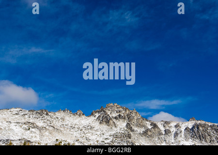 Die Verzauberung Gipfel nach einem Schneesturm Herbst, Verzauberung Lakes Wilderness Area, Kaskaden von Washington, USA. Stockfoto