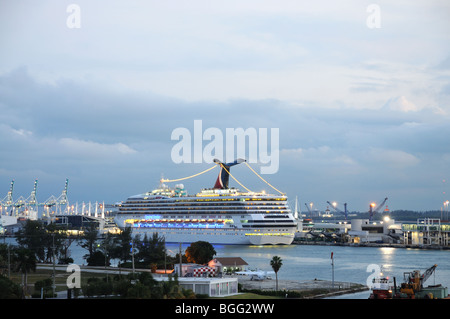Kreuzfahrtschiff in Miami, Florida Stockfoto