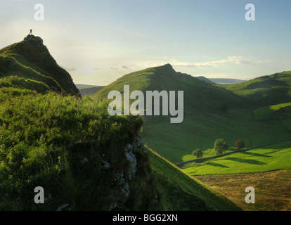 Abendlicht Silhouetten ein einsamer Wanderer auf Parkhaus Hügel mit Blick auf Chrome Hill im oberen Dovedale-Tal in der Nähe von Longnor Stockfoto