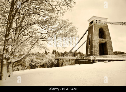 Winterschnee bedeckt die Clifton Suspension Bridge in Bristol Stockfoto