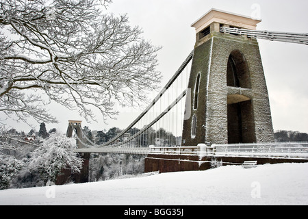 Clifton Suspension Bridge im Winterschnee Stockfoto