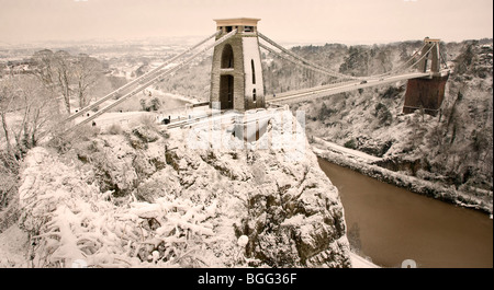 Schnee bedeckt die Clifton Suspension Bridge Observatory Hill Bristol Stockfoto