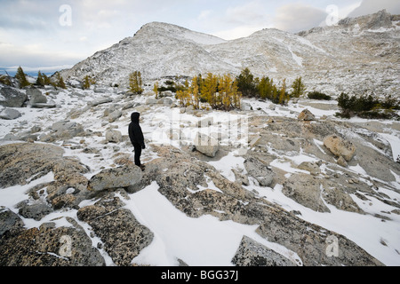 Eine Person in schwarzer Kleidung stehen in der oberen Verzauberungen unten wenig Annapurna, Verzauberung Lakes Wilderness Stockfoto