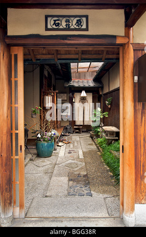 Eingang zum Ishihara Ryokan. Kyoto, Japan. Gästehaus der traditionellen japanischen Stil. Stockfoto