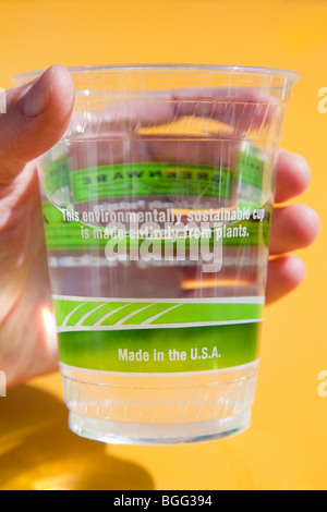 Nahaufnahme einer Fabri-Kal Greenware Kaltgetränk Tasse voll Wasser. Ausschließlich aus Pflanzen hergestellt. Stockfoto