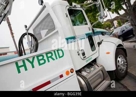 Schräge Sicht auf ein Peterbilt Hybrid-(er) Lkw Modell 330 Klasse 6 Elektrofahrzeug. Kalifornien, USA Stockfoto