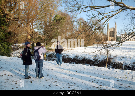 Touristen fotografieren auf dem Rücken im Winter, Kings College Kapelle im Hintergrund, Cambridge, UK Stockfoto