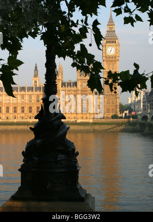 Die Houses of Parliament und St Stephen Tower oder Big Ben Westminster aus über den Fluss Themse Albert Embankment London Stockfoto