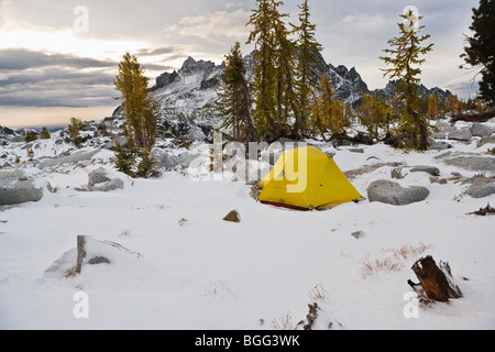 Ein Zelt in der oberen Verzauberungen mit McClellan Gipfel in der Ferne, Verzauberung Lakes Wilderness Area Stockfoto