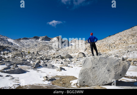 Ein Mann steht auf einem Felsen beobachten, die Landschaft, Verzauberung Lakes Wilderness Area, Kaskaden von Washington, USA. Stockfoto