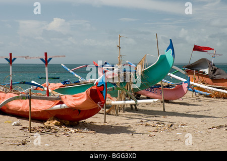 Jukung Ausleger in der Nähe von Kuta Beach, Bali, Indonesien Stockfoto