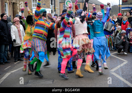 Ouse wäscht Molly Morris Männer Tänzer Stroh Bären Festival Whittlesey Stadt Fenland Cambridgeshire England UK Stockfoto