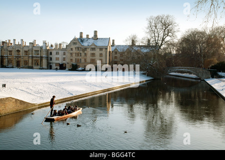 Ein einsamer Punt mit Touristen auf dem Fluss Cam, Kings College, im Winter, Cambridge University, UK Stockfoto