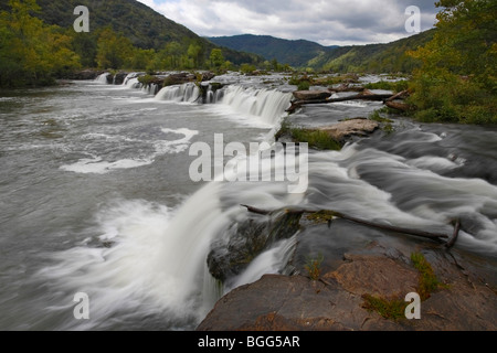 Sandsteinfälle des New River Gorge National West Virginia W V    Langzeitbelichtung, sanft fließendes Wasser, flüssiger Verkauf auf Alamy in USA US Hi-Res Stockfoto