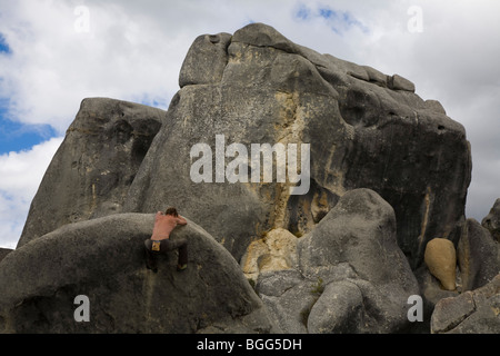 Bouldern auf dem Burgberg, Kura Tawhiti, auf dem Weg zum Arthurs Pass, Neuseeland, Südinsel Stockfoto