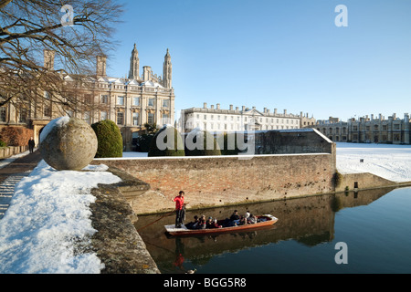 Ein einsamer Punt mit Touristen mit einer geführten Tour auf dem Fluss Cam in Midwinter, Clare und Kings Colleges, Cambridge University, UK Stockfoto