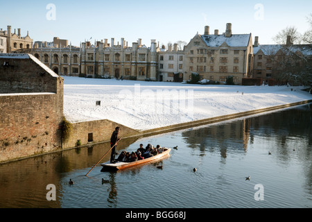 Ein einsamer Punt mit Touristen auf dem Fluss Cam, Kings College, im Winter, Cambridge University, UK Stockfoto