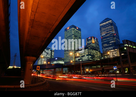Canary Wharf Tower, HSBC Building und Citi Gebäude von Aspen Way, Pappel Stockfoto