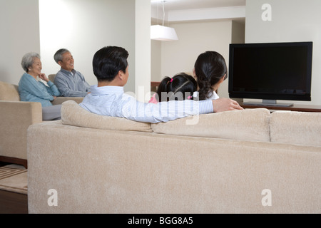 Familie vor dem Breitbild-Fernsehen Stockfoto