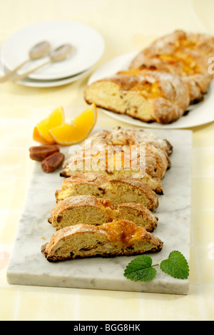 Nuss-Zopf mit Früchten. Rezept zur Verfügung. Stockfoto