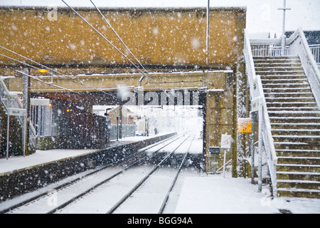 Fußgängerüberweg über eine Bahnlinie Stockfoto