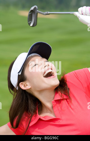Golfspielerin feiert einen große Putt Stockfoto