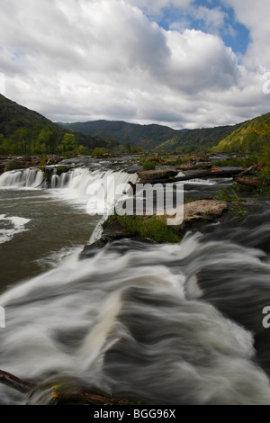 Wasserfälle am New River West Virginia wv erstaunliche Landschaft niedriger Winkel ein weicher Wasserfall über dem Kopf von oben Fotografie vertikal in den USA hochauflösend Stockfoto