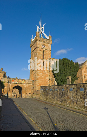 Linlithgow Palace, äußeren Tor, St. Michaels-Gemeinde, Kirche, Stirlingshire, Schottland, Oktober 2009 Stockfoto