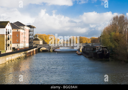 Nene-Fluss im zentralen Peterborough, Cambridgeshire, Blick in Richtung Stadtbrücke Stockfoto