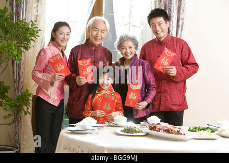 Familienholding chinesisches rotes Kuvert Stockfoto