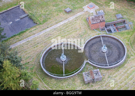 Abwasser-Behandlung arbeitet - Rundverteiler und Absetztanks Stockfoto