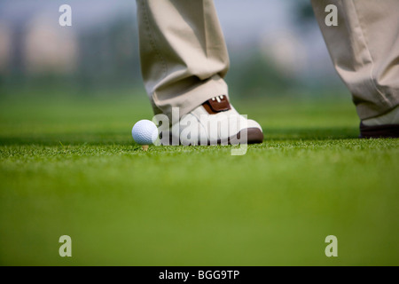Nahaufnahme von einem Golfball und Golfer Füße Stockfoto
