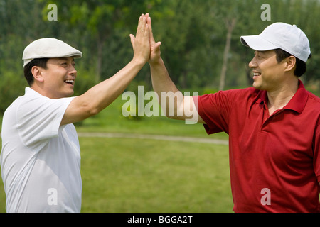 Zwei Golfer feiern ein großer Schuss Stockfoto