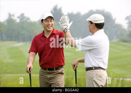 Zwei Golfer feiern ein großer Schuss Stockfoto