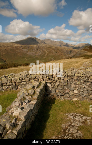 Scafell Pike und der Scafell-Bergkette im englischen Lake District gesehen aus den Resten des römischen Kastells Hardknott Stockfoto