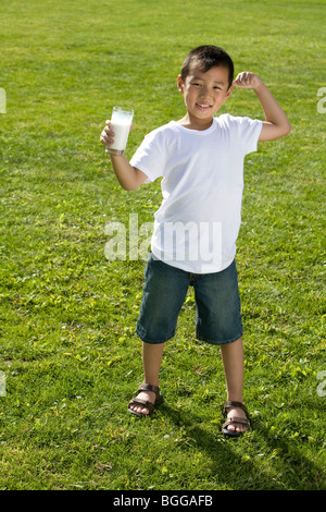 Kleiner Junge mit einem Glas Milch Stockfoto